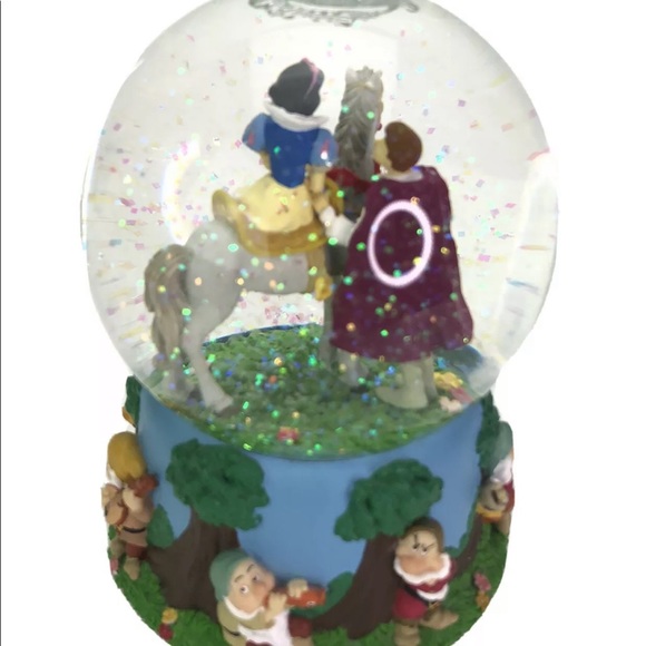 Disney Princess Musical Water Globe Snow White - Picture 3 of 5